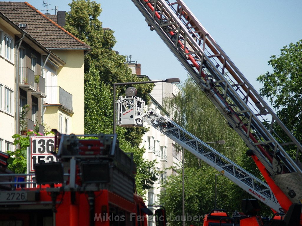 Brand Flachdach Koeln Agnesviertel  Huelchratherstr   P039.JPG